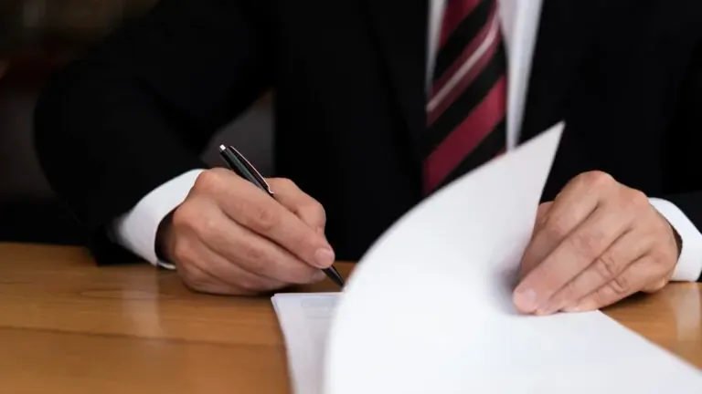 Care sunt infracțiunile de serviciu din Codului Penal și când să apelezi la un avocat