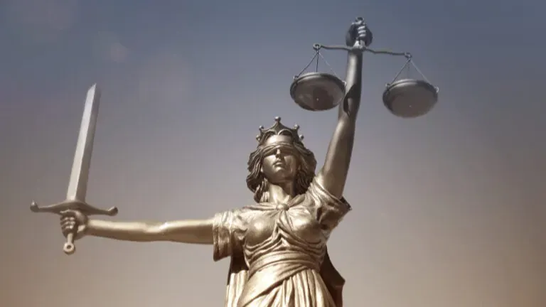 Infracțiuni de corupție în Codul Penal. Cum te poate asista un avocat specializat în aceste situații