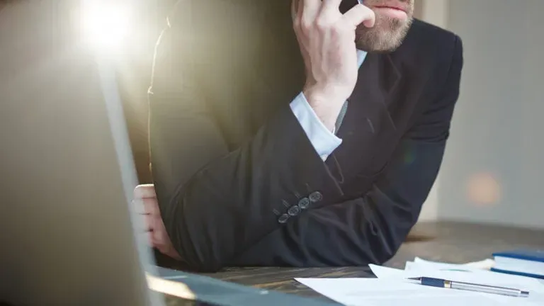 3 motive pentru care veți dori să luați în considerare serviciul de consultanță a avocatului, prin telefon