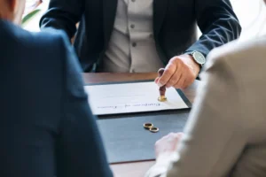 cuplu care primeste certificatul de divort avocat dragos dubalari